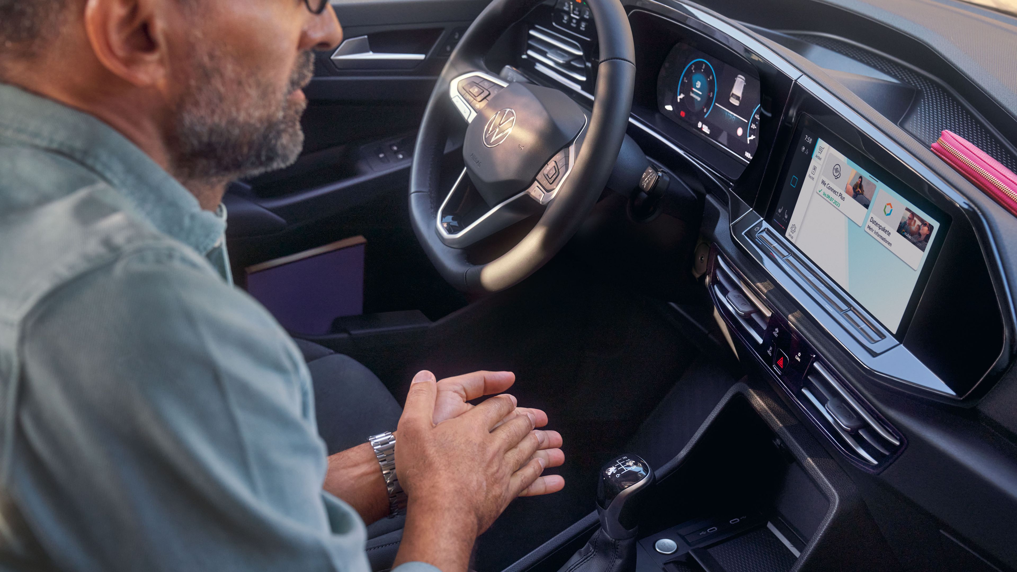 Ein Mann nutzt das Infotainment Angebot des Caddy 5