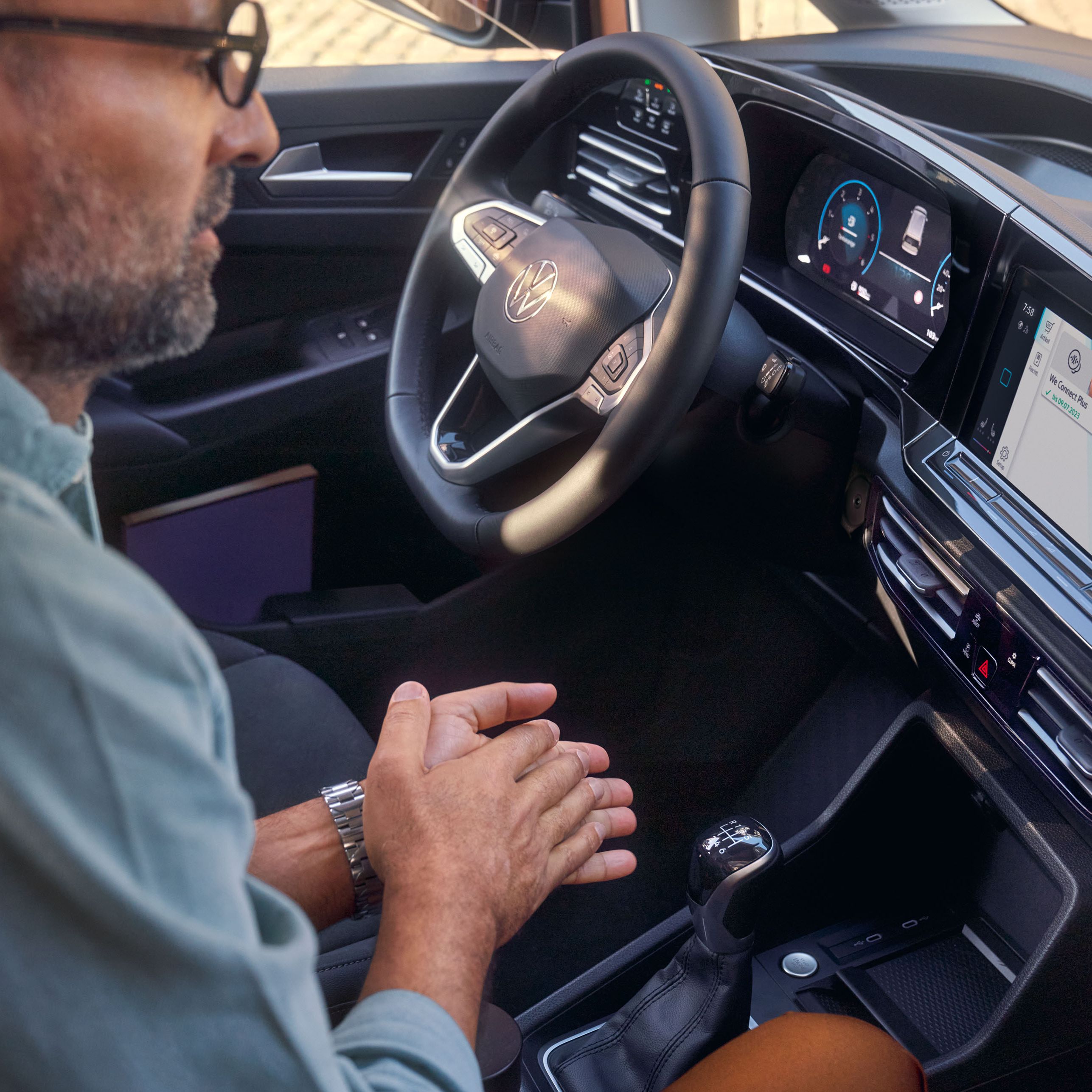 Ein Mann nutzt das Infotainment Angebot des Caddy 5