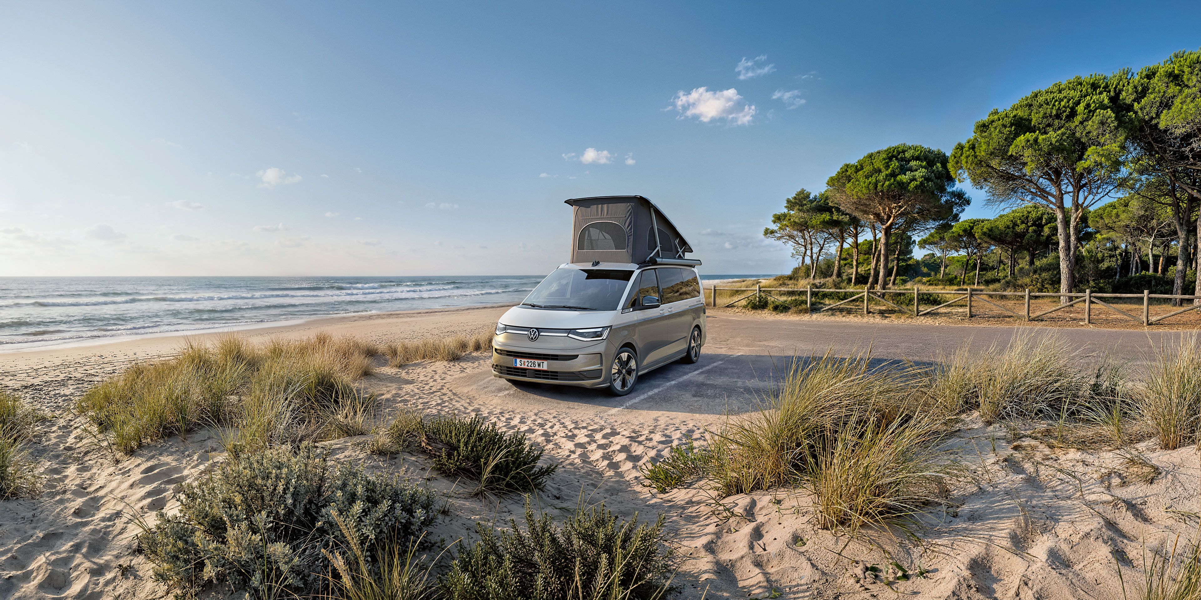 Der neue VW California 2026 steht am Strand.