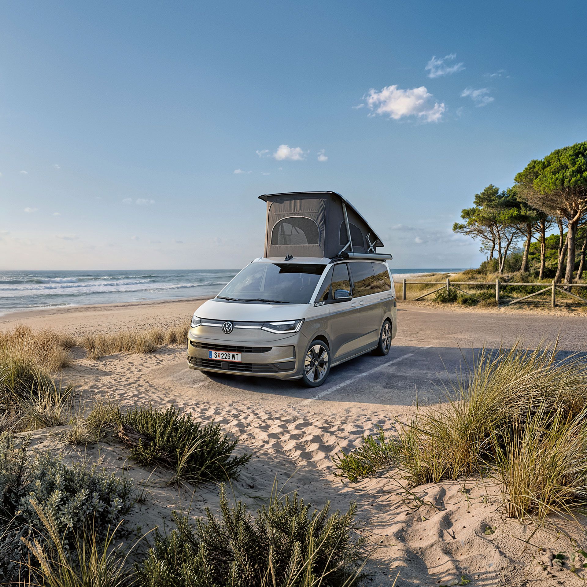 Der neue VW California 2026 steht am Strand.