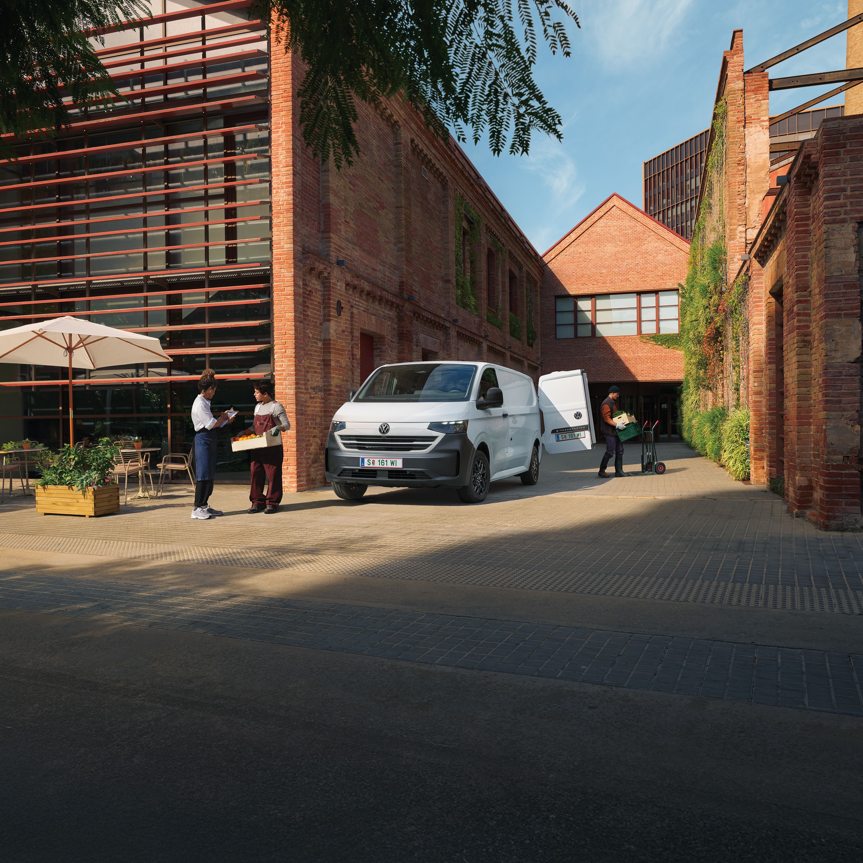 VW Transporter Kastenwagen in Weiß steht vor Haus