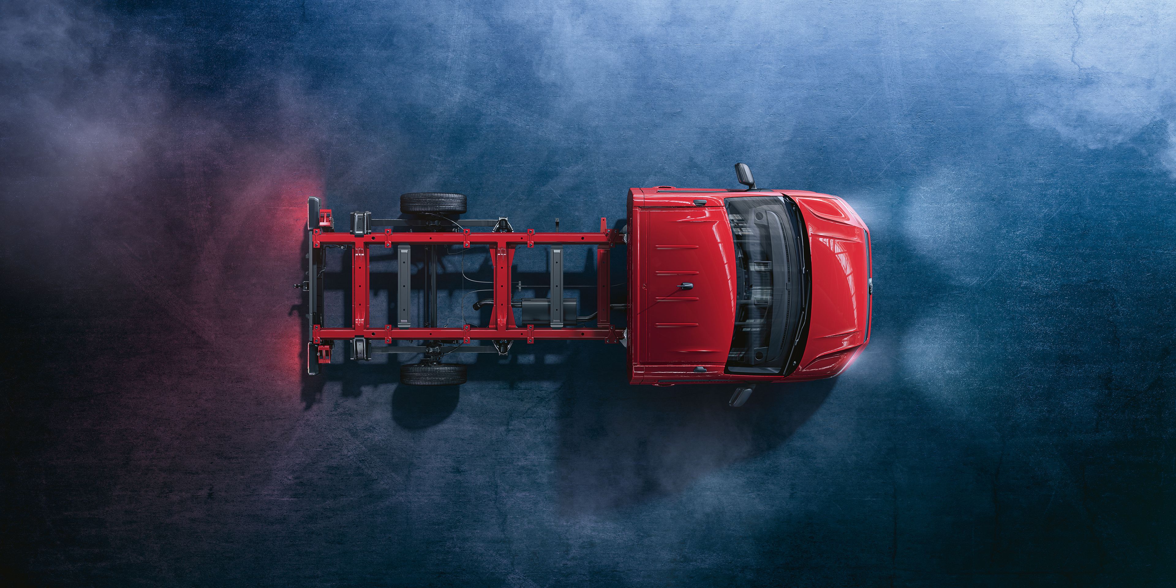 Ein rotes Volkswagen Nutzfahrzeuge Crafter Fahrgestell von oben.