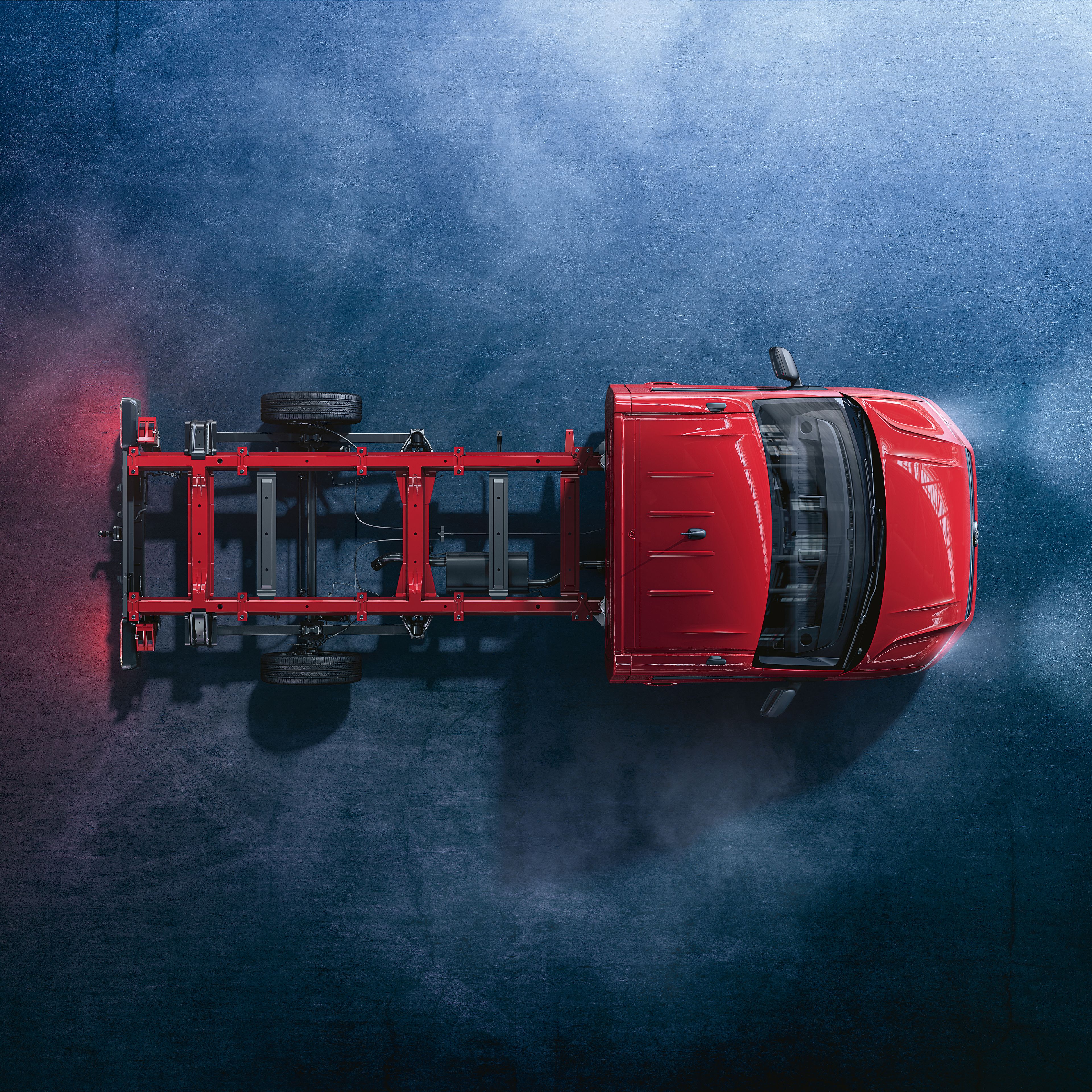 Ein rotes Volkswagen Nutzfahrzeuge Crafter Fahrgestell von oben.