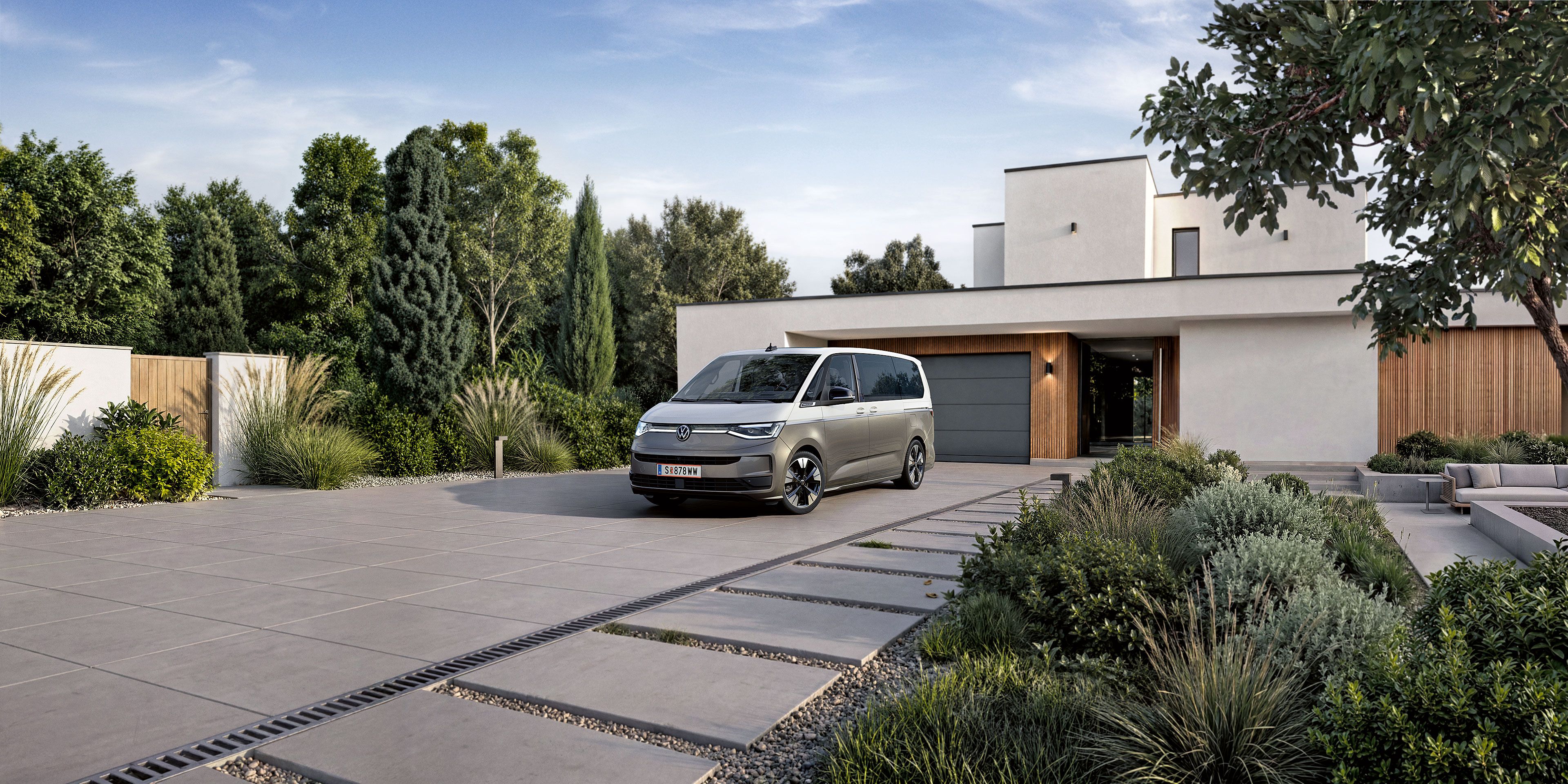 Der neue VW Multivan 2026 steht in Hauseinfahrt.