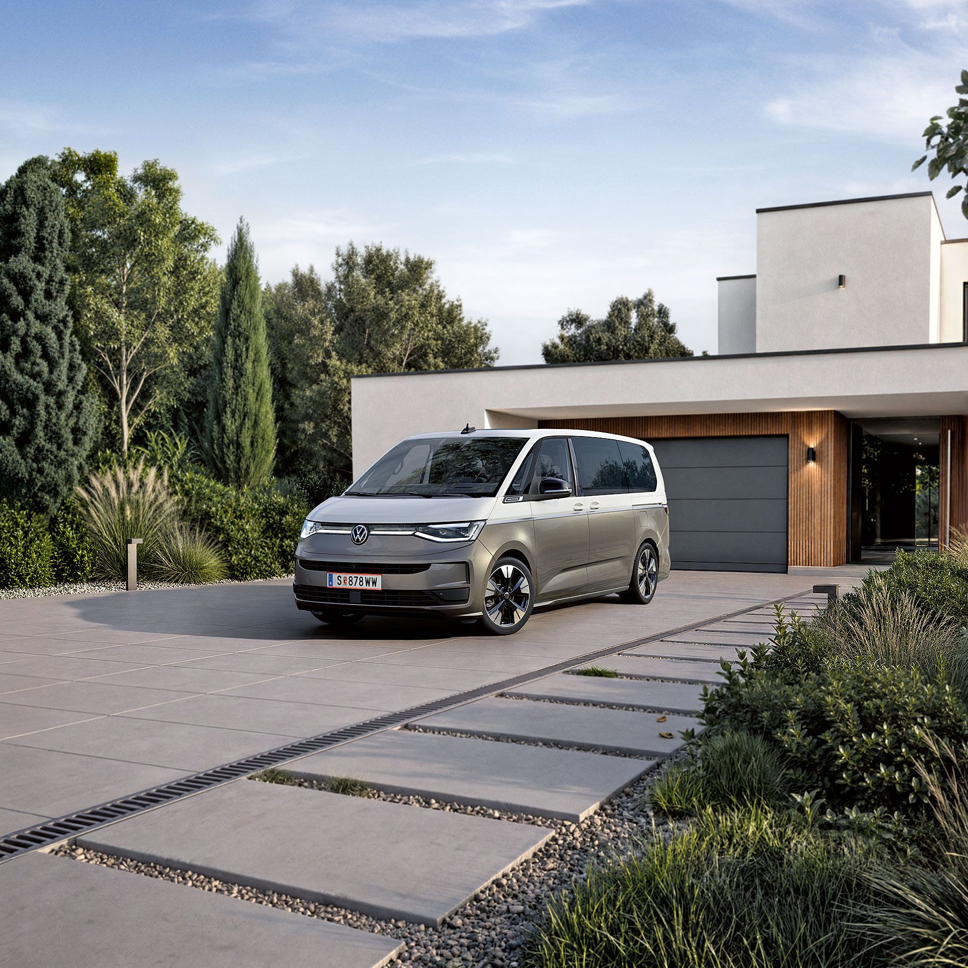 Der neue VW Multivan 2026 steht in Hauseinfahrt.