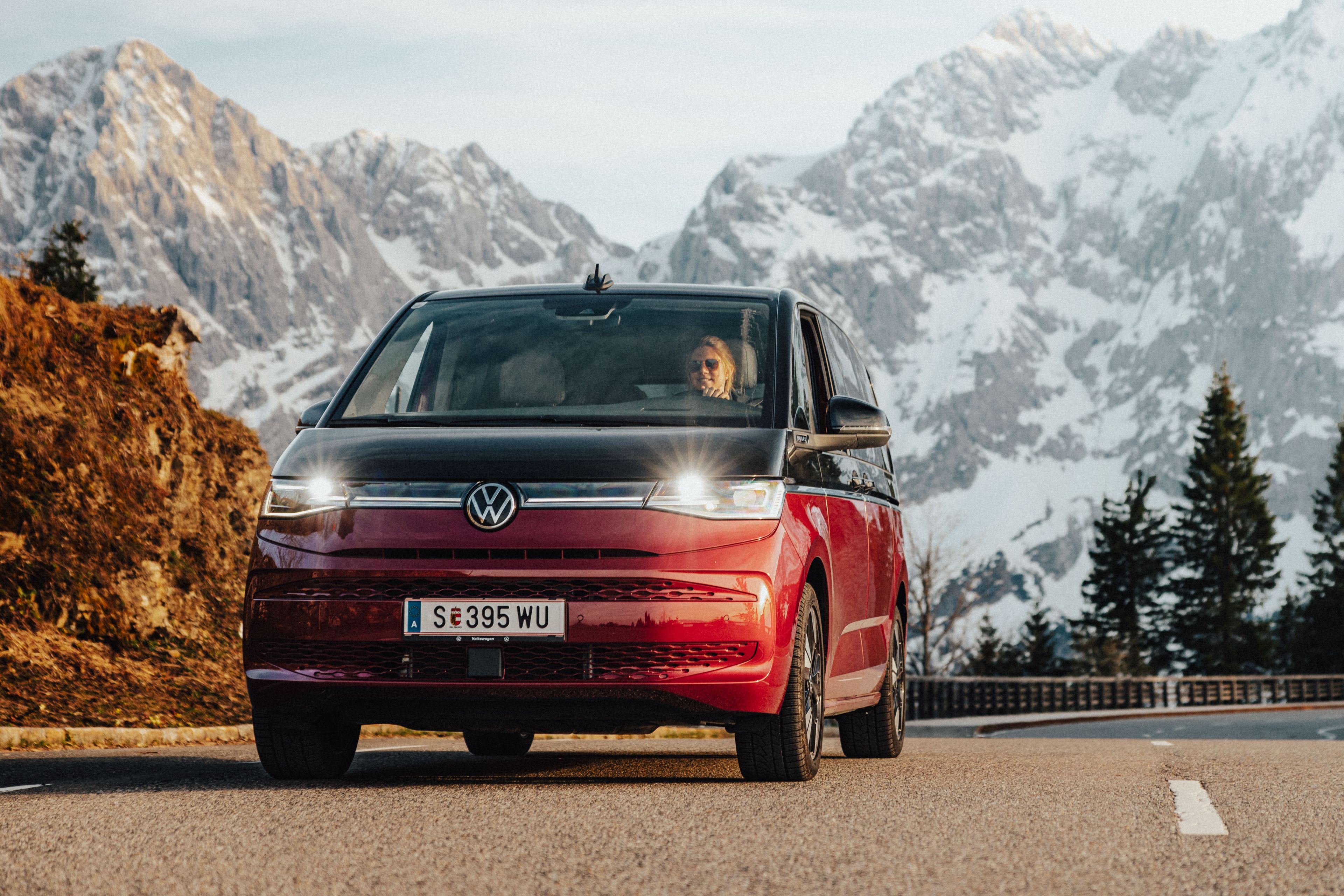 VW Multivan Frontansicht Berge