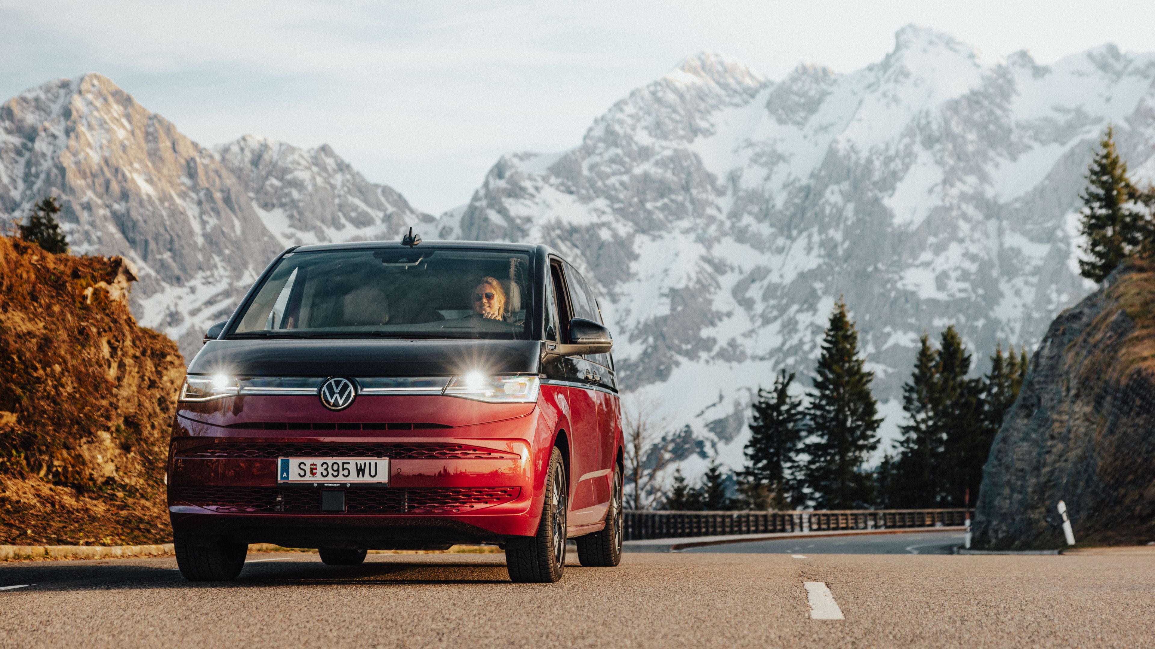 VW Multivan Frontansicht Berge