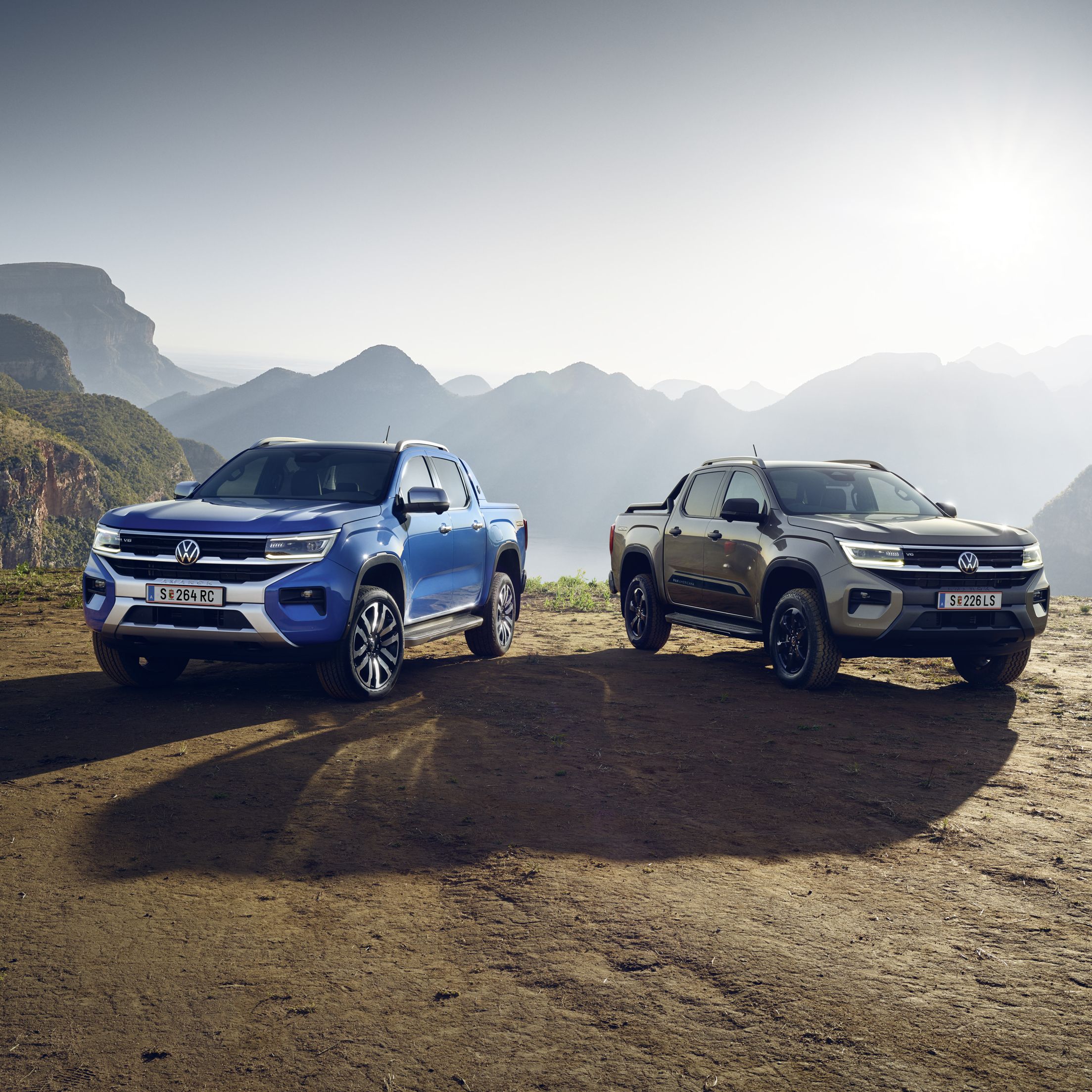 VW Amarok in Blau und in Hellbeige nebeneinander