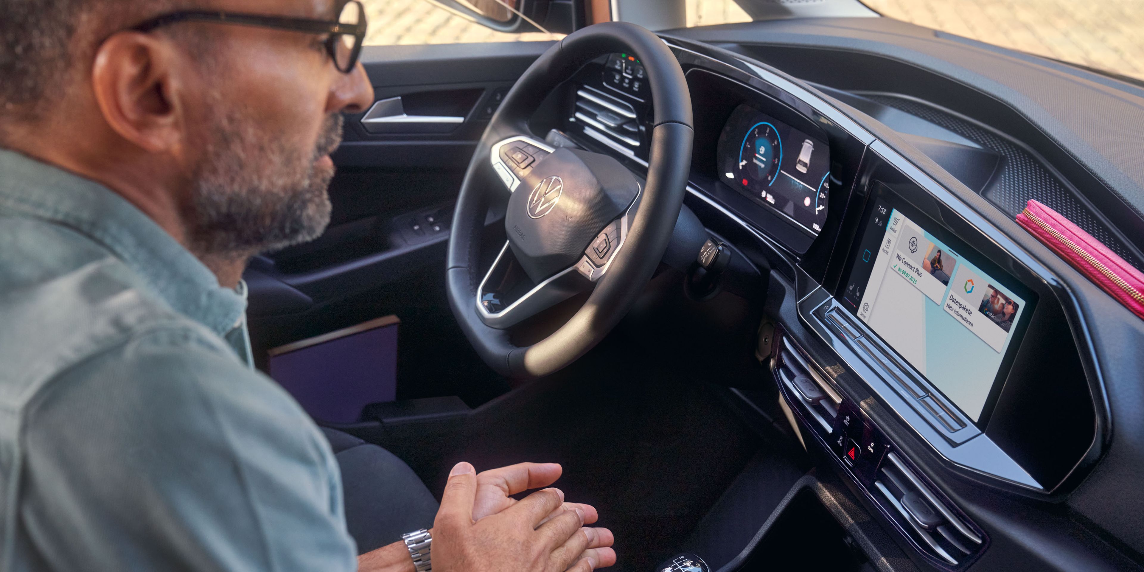 Ein Mann nutzt das Infotainment Angebot des Caddy 5