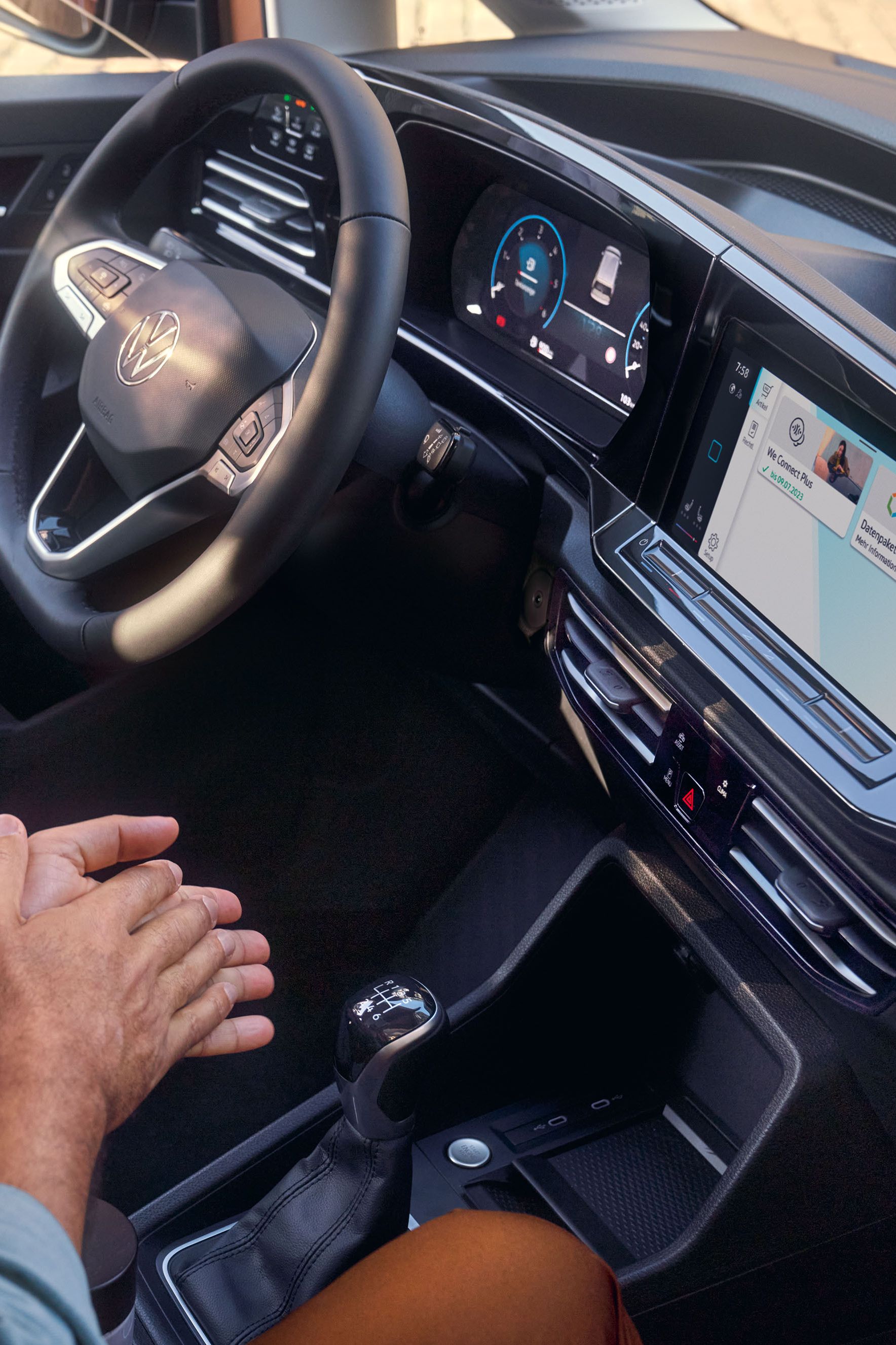 Ein Mann nutzt das Infotainment Angebot des Caddy 5